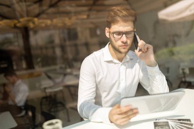 Meşgul işadamı kahve keyfi