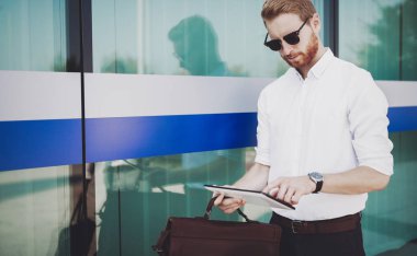 işadamı tablet kullanma