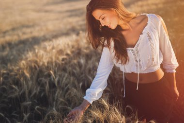 Çayırdaki güzel kadın