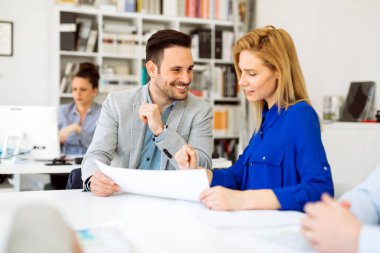 Ofiste çalışan iş adamları