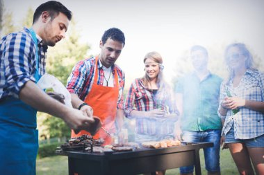 Arkadaşlar barbekü partisi veriyor.