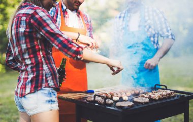 Mutlu insanlar zevk Barbekü