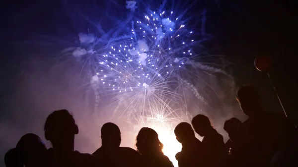 Persone che guardano fuochi d'artificio — Foto Stock