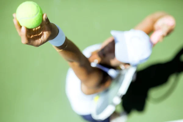 Jugadora de tenis sirviendo —  Fotos de Stock