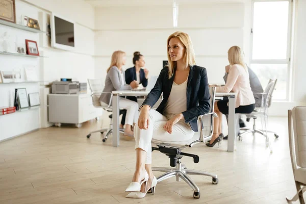 Zakenmensen ontmoeten elkaar in functie — Stockfoto