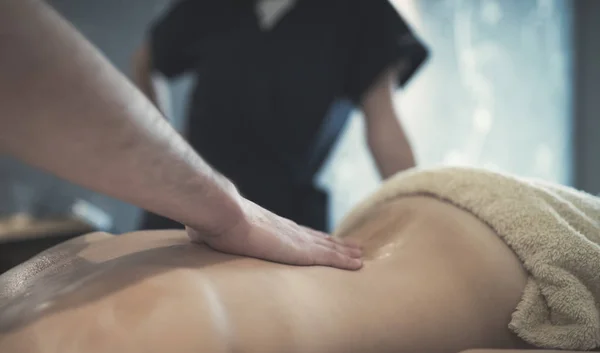 Masażysta masażu pleców Kobieta — Zdjęcie stockowe