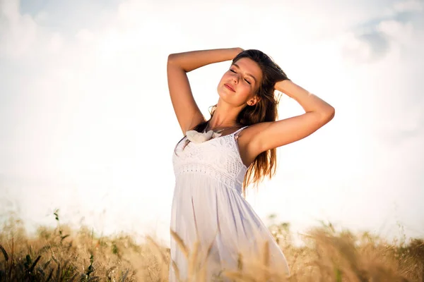 Beautiful woman in wheat meadow — Stock Photo, Image