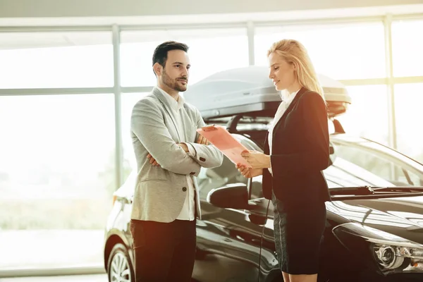 Vendedor profissional que vende carros — Fotografia de Stock