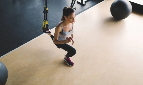 Spor salonunda egzersiz yapan kadın. — Stok fotoğraf