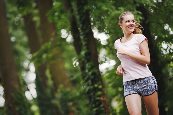 Mooie jogging vrouw — Stockfoto