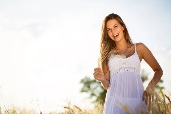 Woman in wheat meadow — Stock Photo, Image