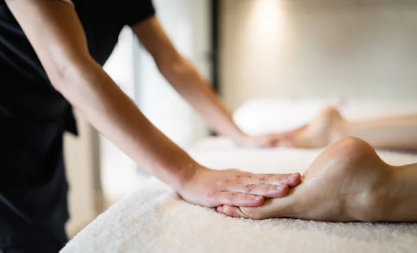 Masażystka stóp masaging — Zdjęcie stockowe