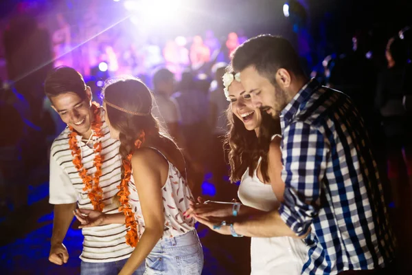 Happy vänner dansa — Stockfoto