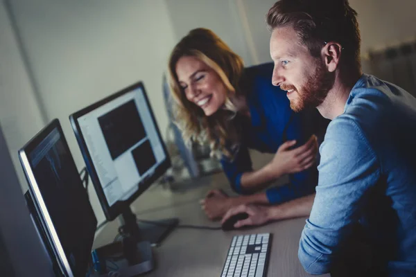 Geschäftsleute arbeiten im Büro zusammen — Stockfoto