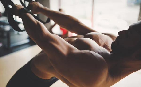Mannen som tränar på gym — Stockfoto