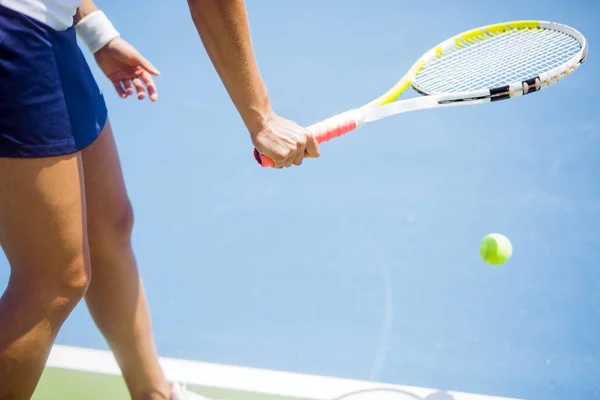 Hermosa jugadora de tenis femenina —  Fotos de Stock