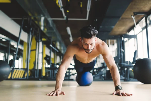 Atleta deportivo en el gimnasio — Foto de Stock