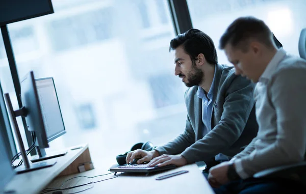 Équipe d'affaires au bureau — Photo