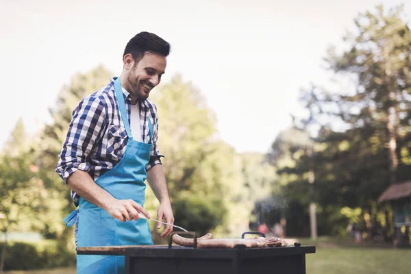 Macho preparando carne de barbacoa —  Fotos de Stock