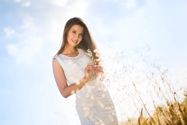 Hermosa mujer despreocupada en los campos — Foto de Stock