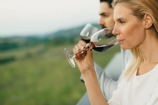Couple drinking wine — Stock Photo, Image