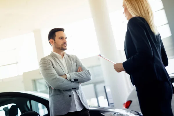 Salesperson selling cars — Stock Photo, Image