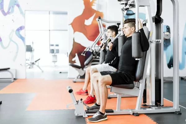 Gli uomini si allenano in palestra — Foto Stock