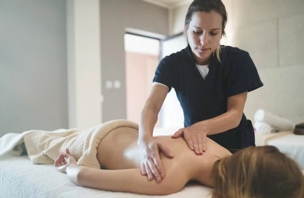 Masseur massageando pescoço — Fotografia de Stock