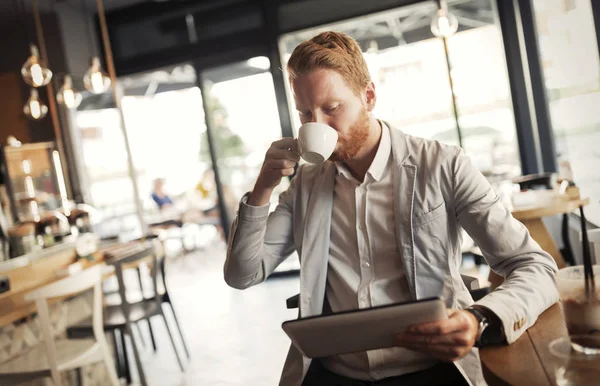 Empresário ocupado desfrutando de café — Fotografia de Stock