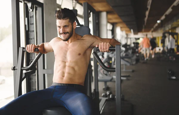 Hombre decidido haciendo ejercicio en el gimnasio —  Fotos de Stock
