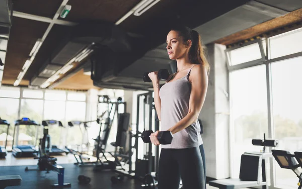 Sportieve, sterke vrouw — Stockfoto