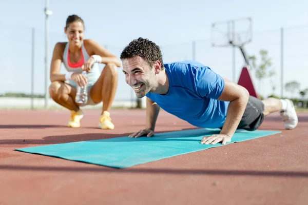 Personal trainer contagem empurrar — Fotografia de Stock