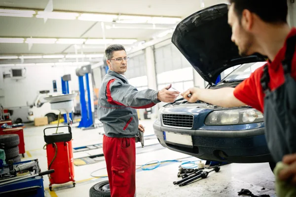 Praca mechanik samochodowy — Zdjęcie stockowe