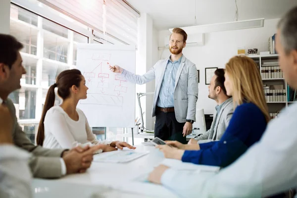 Presentatie door mensen uit het bedrijfsleven — Stockfoto