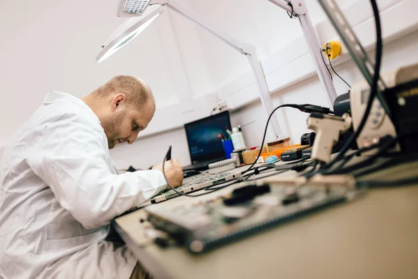 Technician fixing motherboard — Stock Photo, Image