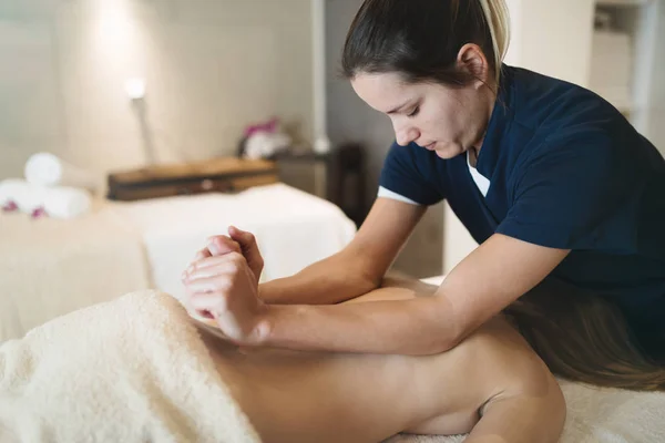 Massagista massageando feminino — Fotografia de Stock
