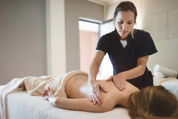 Masseur massaging back of female — Stock Photo, Image