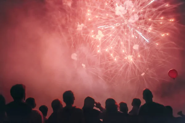 Gente feliz viendo fuegos artificiales — Foto de Stock