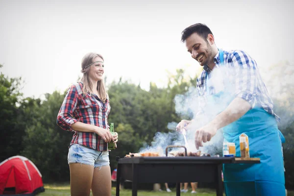 Vrienden genieten van de BBQ-partij — Stockfoto