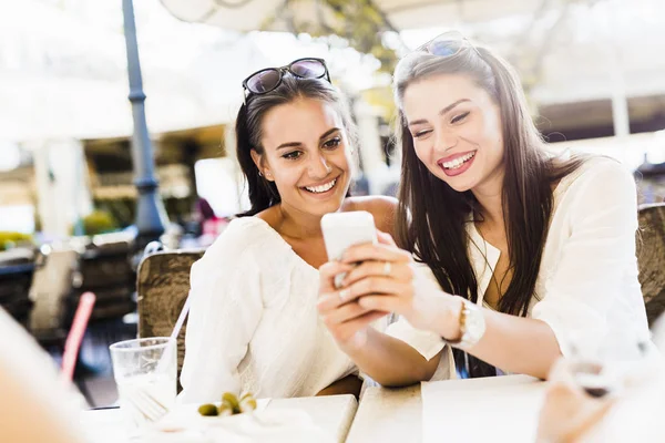 Chicas jóvenes hablando — Foto de Stock