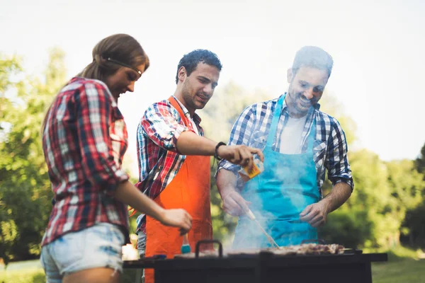 Gente felice avendo bbq partito — Foto Stock