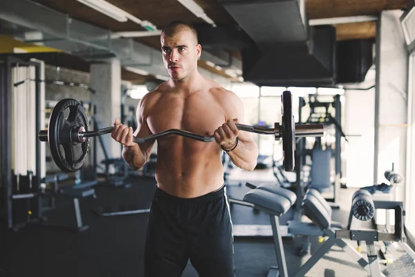 Schöner Mann trainiert im Fitnessstudio — Stockfoto