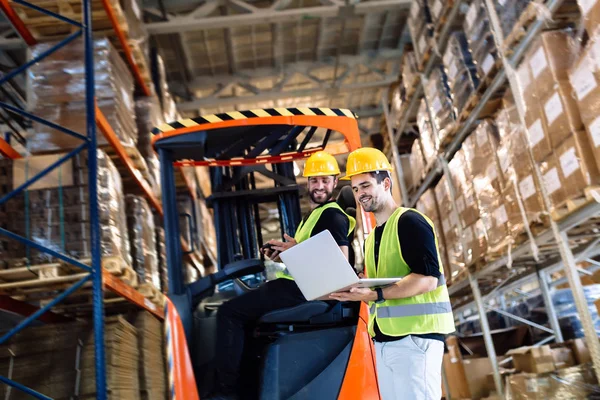 Personas que trabajan en almacén — Foto de Stock