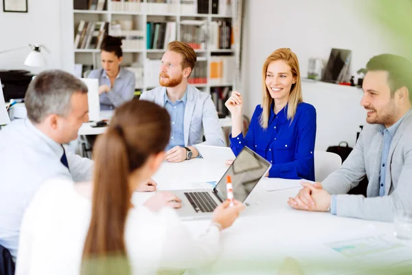 Gente de negocios discutiendo planes —  Fotos de Stock