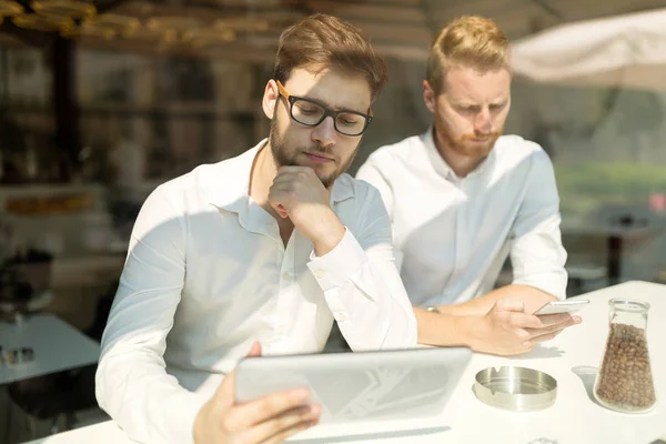 Affärsman som njuter av kaffe — Stockfoto