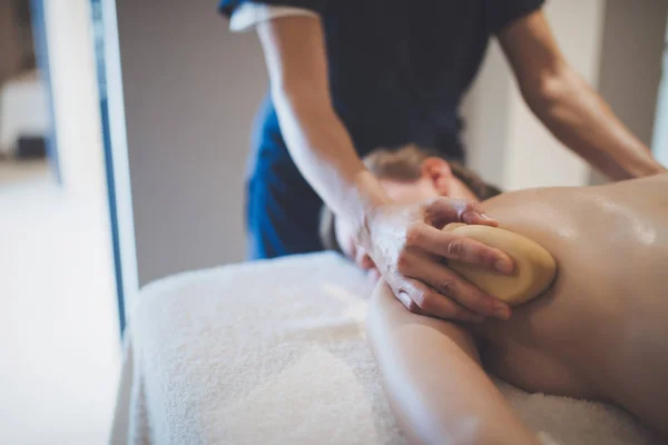 Massagem de massagistas na estância de bem-estar — Fotografia de Stock