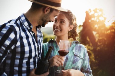 Şarap tatma insanlar