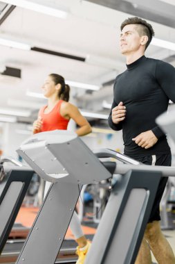 Spor salonundaki gençler