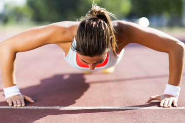 açık havada şınav kadın