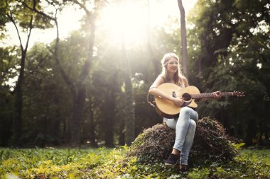 Gitar çalan kadın